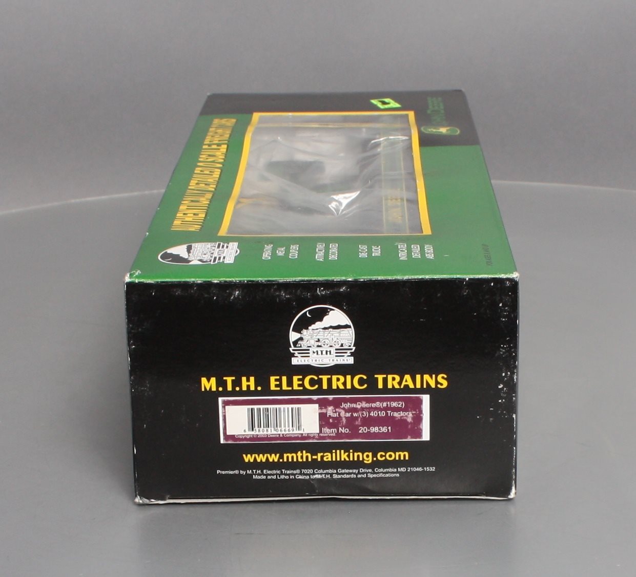MTH 20-98361 O Gauge John Deere Flat Car w/ Three 4010 Tractors LN/Box