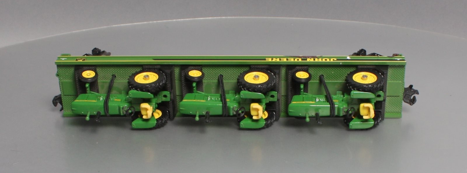 MTH 20-98361 O Gauge John Deere Flat Car w/ Three 4010 Tractors LN/Box