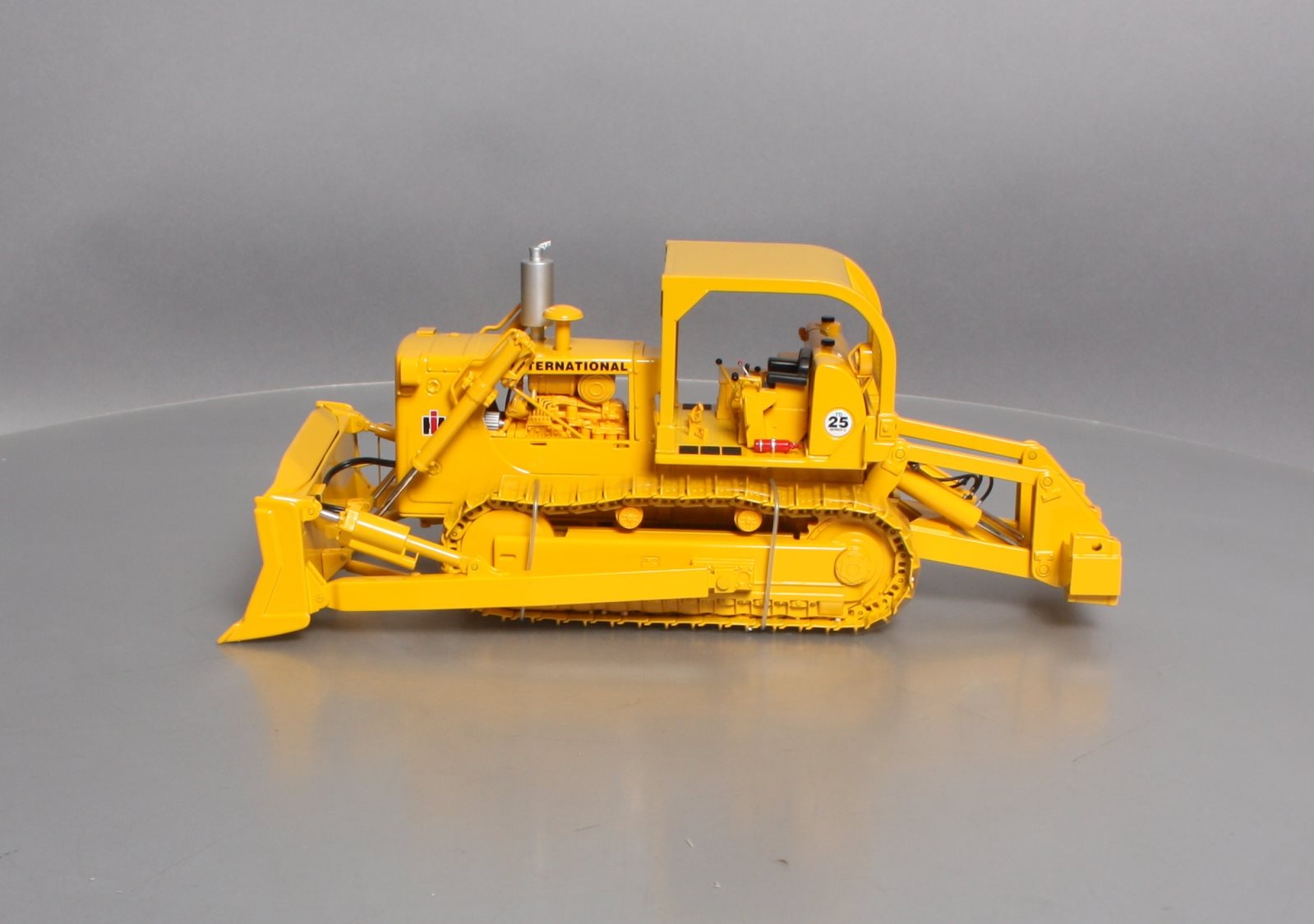 First Gear 79-0156 1:25 DieCast Construction Pioneer International TD-25 Crawler LN/Box
