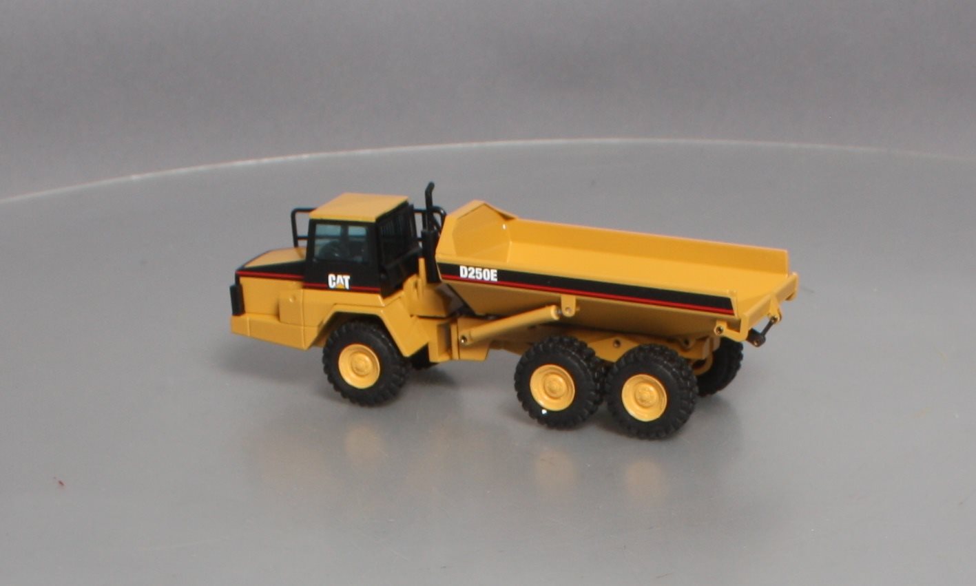 NZG 413 1:50 Caterpillar D250E Articulated Truck