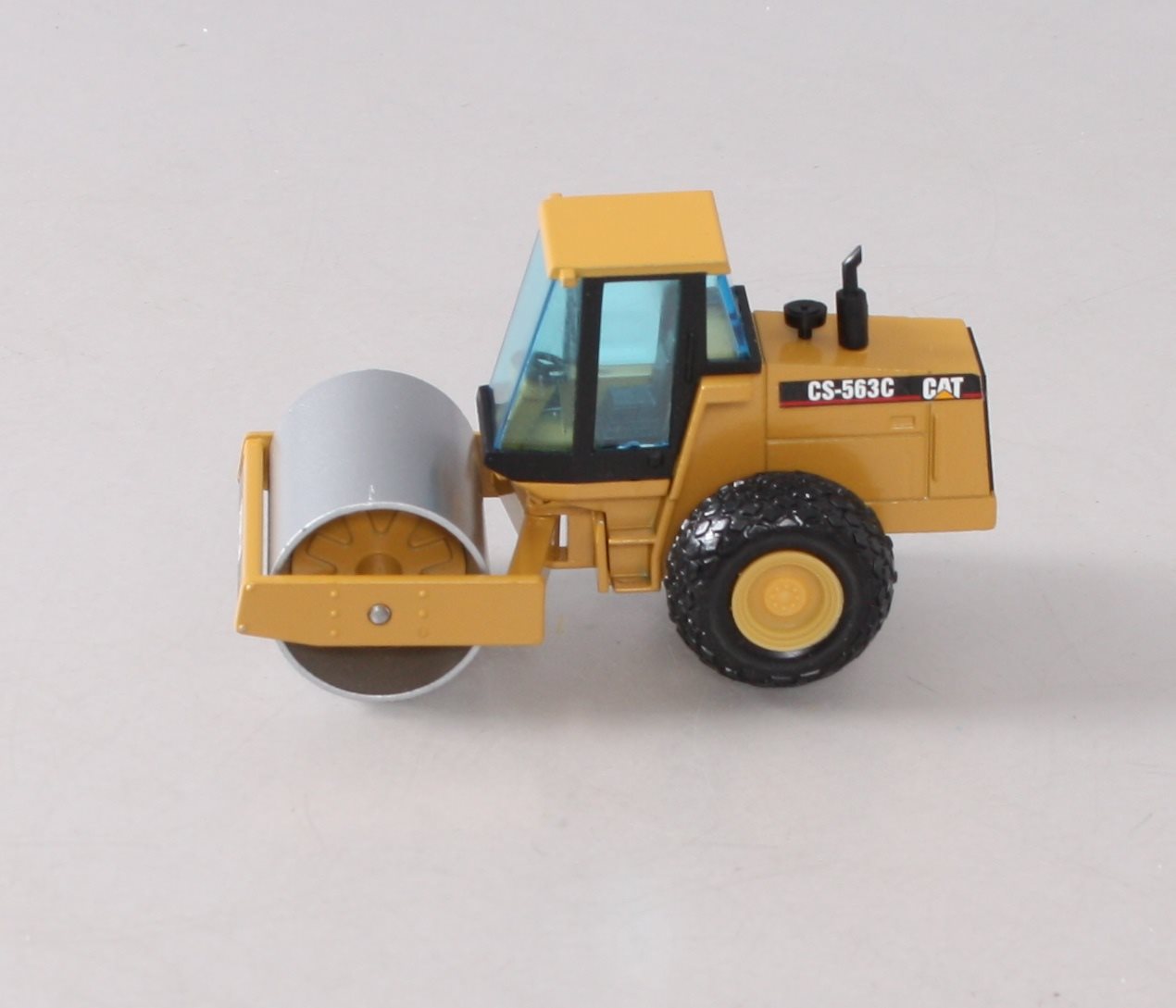 NZG 4011 1:50 Caterpillar CS-563C Vibratory Soil Compactor LN/Box