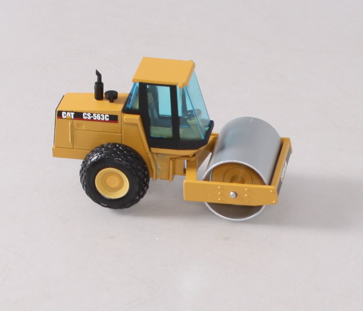 NZG 4011 1:50 Caterpillar CS-563C Vibratory Soil Compactor LN/Box