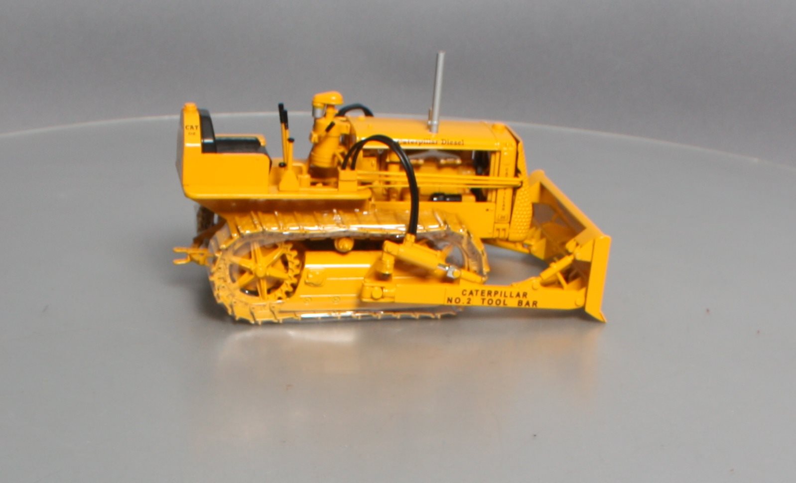 Spec Cast 782 1:16 Caterpillar D2 Track-Type Trailer W/ Tool Bar Blade LN/Box