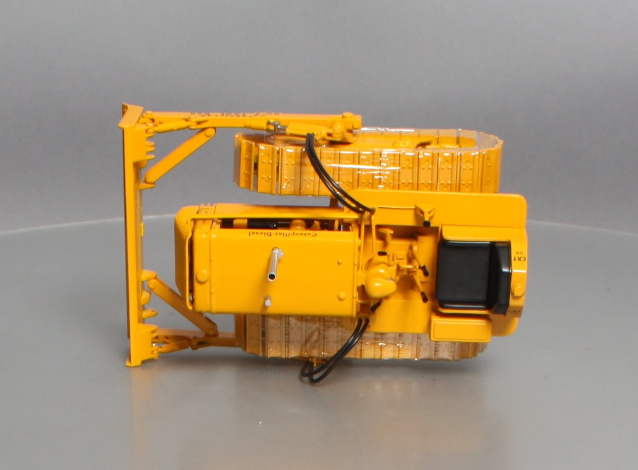 Spec Cast 782 1:16 Caterpillar D2 Track-Type Trailer W/ Tool Bar Blade LN/Box