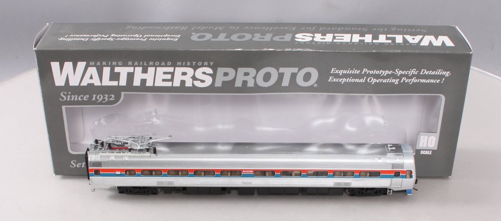 Walthers 920-13842 HO Amtrak Budd Metroliner Electric Multiple Unit Coach