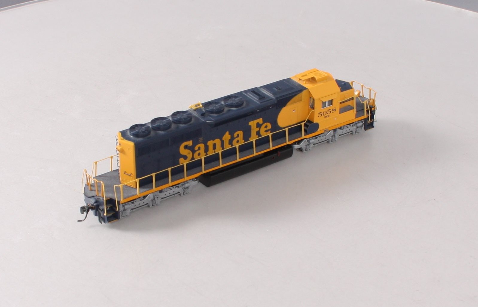 Kato 37-6611 HO Santa Fe SD40-2 Diesel Locomotive #5058