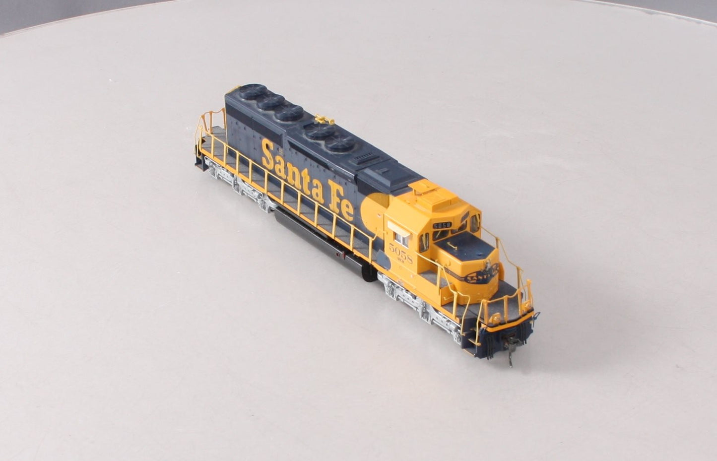 Kato 37-6611 HO Santa Fe SD40-2 Diesel Locomotive #5058
