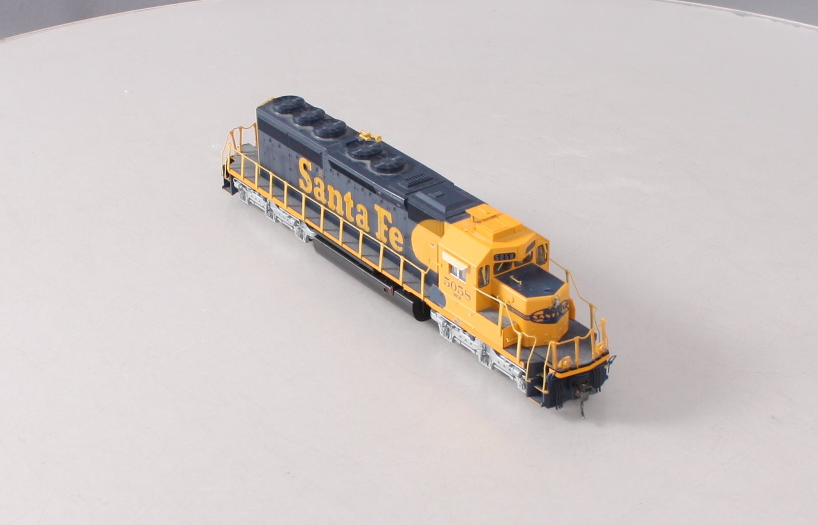 Kato 37-6611 HO Santa Fe SD40-2 Diesel Locomotive #5058