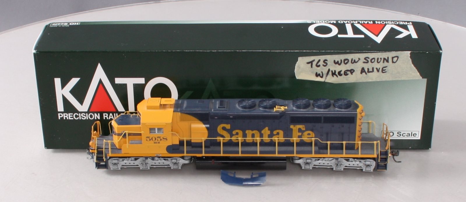 Kato 37-6611 HO Santa Fe SD40-2 Diesel Locomotive #5058
