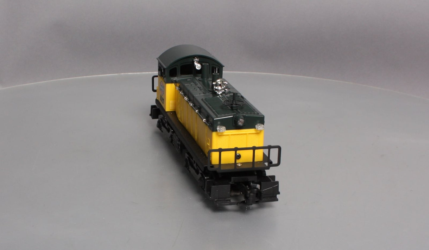 Lionel 6-18921 O Gauge Chicago & North Western NW2 Diesel Switcher #1017 EX/Box