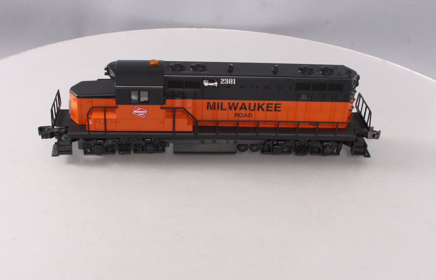 Lionel 6-18574 O Gauge Milwaukee Road GP-20 Diesel Locomotive #2381 EX/Box