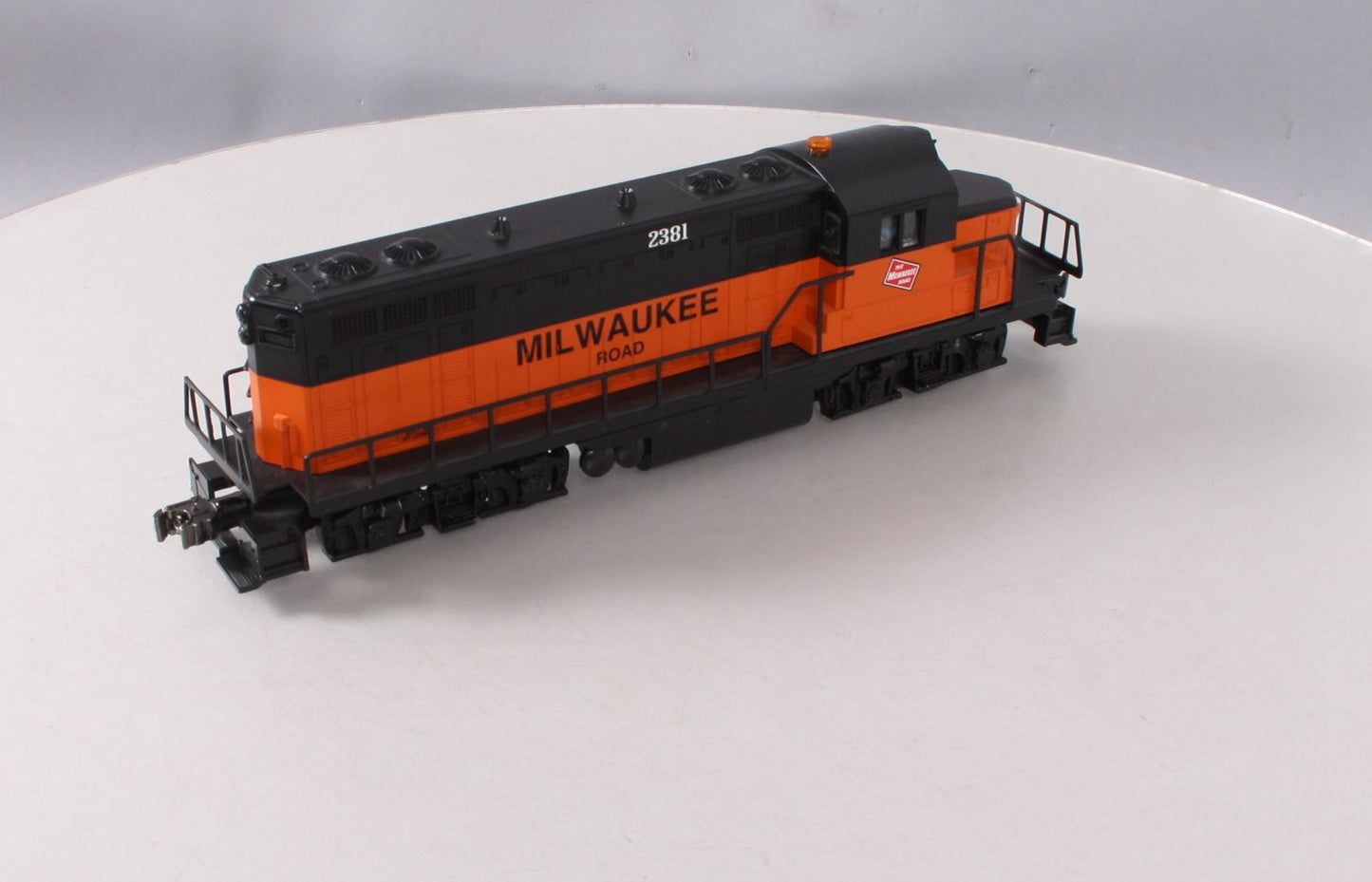 Lionel 6-18574 O Gauge Milwaukee Road GP-20 Diesel Locomotive #2381 EX/Box