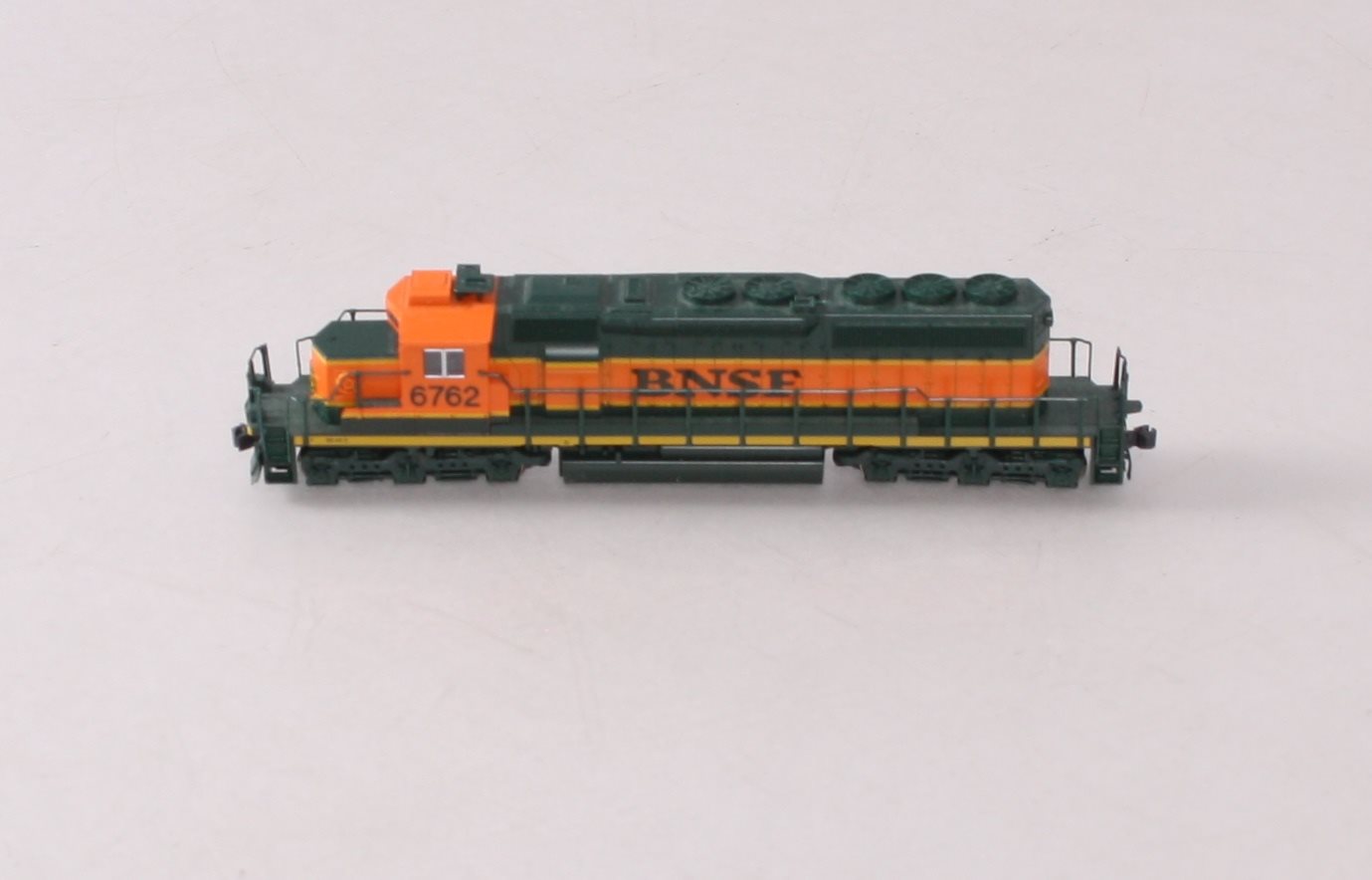 Kato 176-8204 N Scale BNSF SD40-2 Diesel #6762 – Trainz