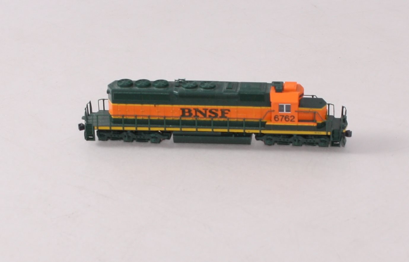 Kato 176-8204 N Scale BNSF SD40-2 Diesel #6762 – Trainz