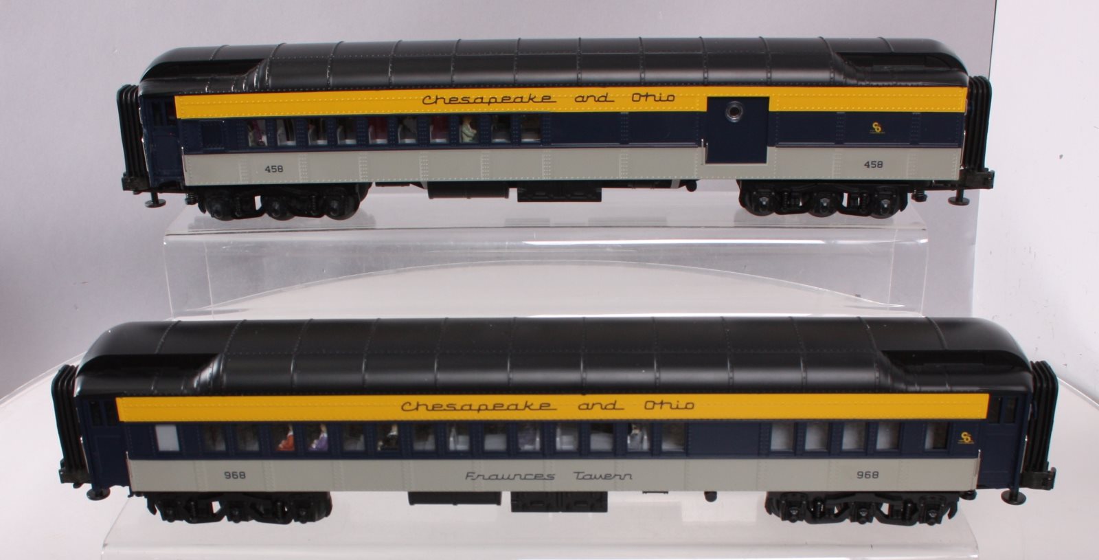 MTH 20-4128 O C&O 70' Madison Combine/Diner Passenger Car Set (Set of 2) LN/Box