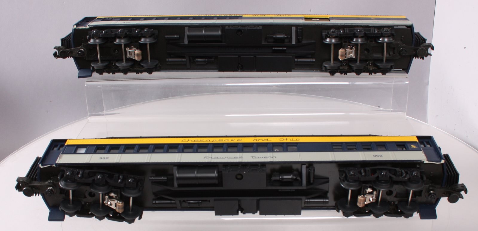 MTH 20-4128 O C&O 70' Madison Combine/Diner Passenger Car Set (Set of 2) LN/Box