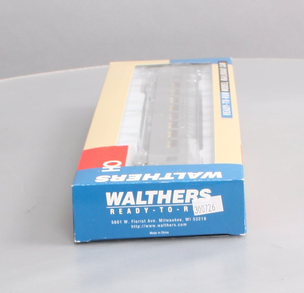 Walthers 932-6782 HO Scale Santa Fe Pullman-Standard 64-Seat Coach LN/Box