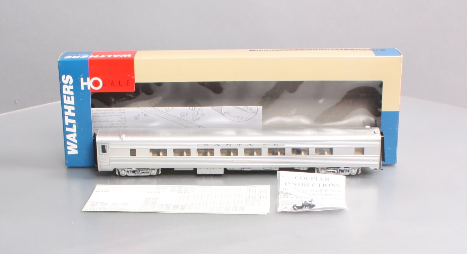 Walthers 932-6782 HO Scale Santa Fe Pullman-Standard 64-Seat Coach LN/Box