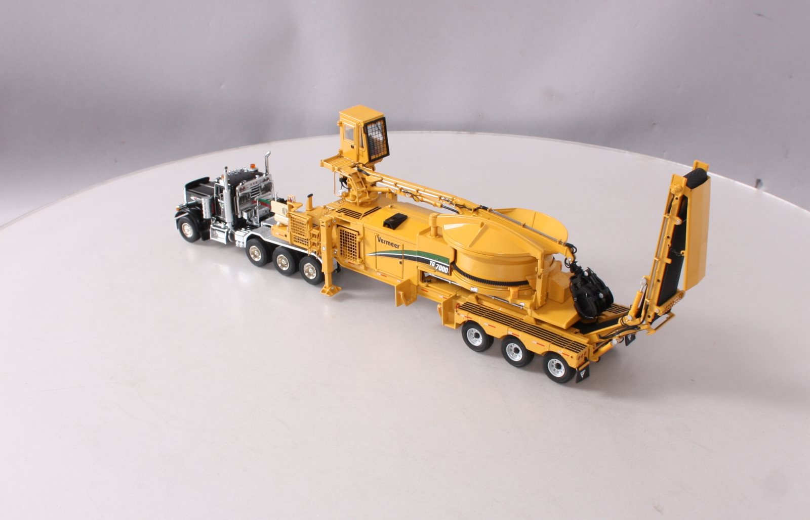 Vermeer T01004 1:50 Scale Tub Grinder W/ Loader & Peterbilt Model 379 Cab