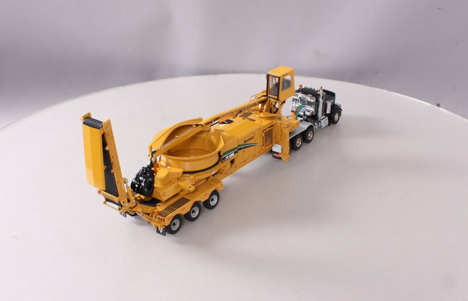 Vermeer T01004 1:50 Scale Tub Grinder W/ Loader & Peterbilt Model 379 Cab