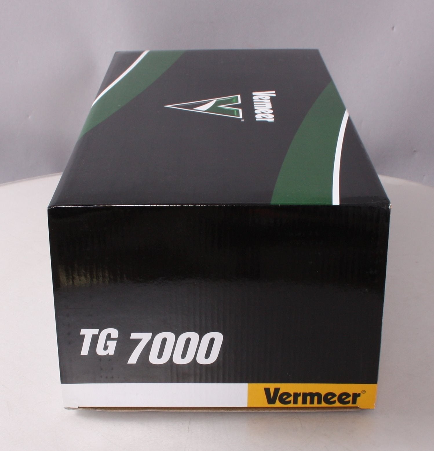 Vermeer T01004 1:50 Scale Tub Grinder W/ Loader & Peterbilt Model 379 Cab