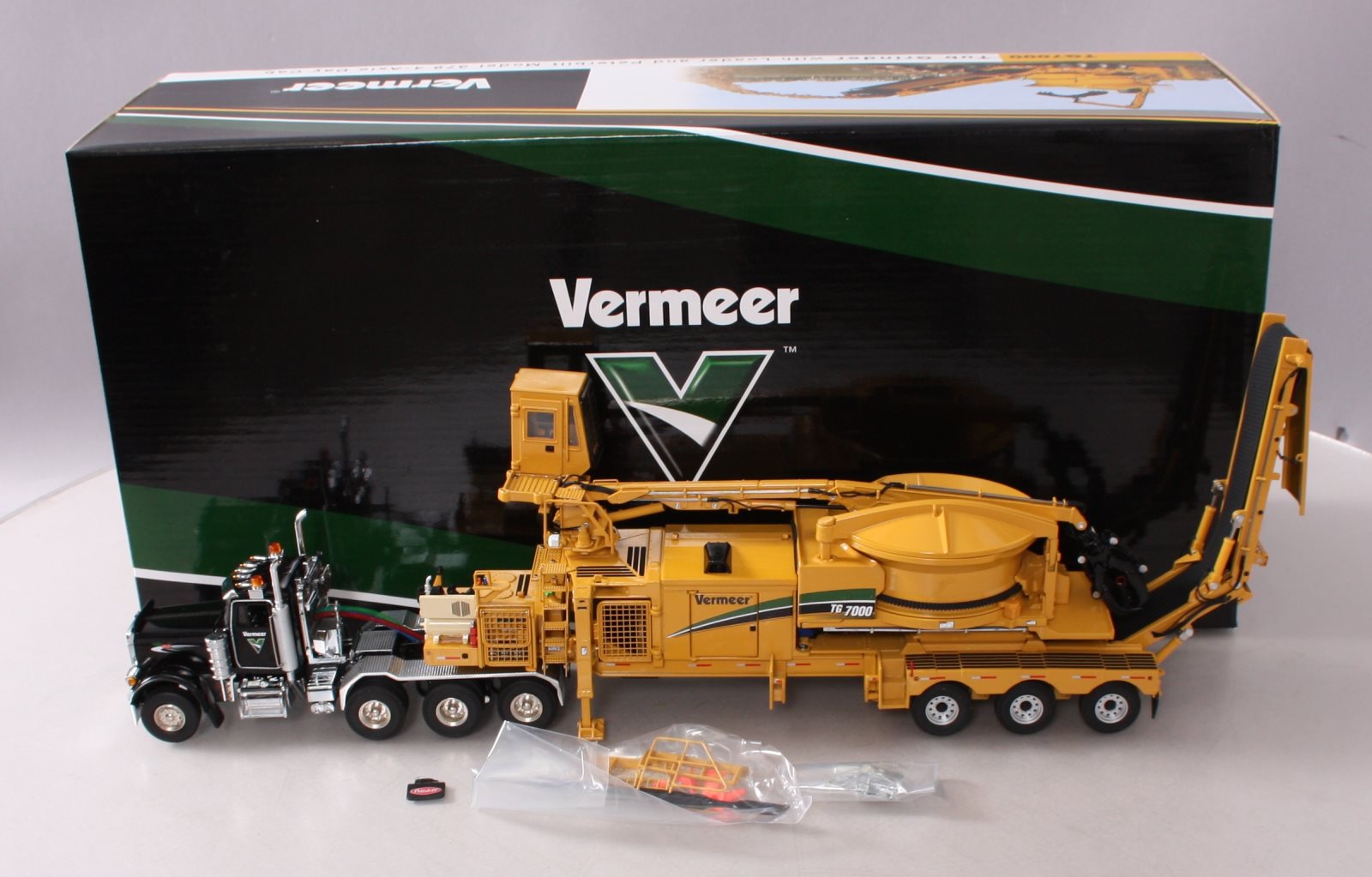 Vermeer T01004 1:50 Scale Tub Grinder W/ Loader & Peterbilt Model 379 Cab