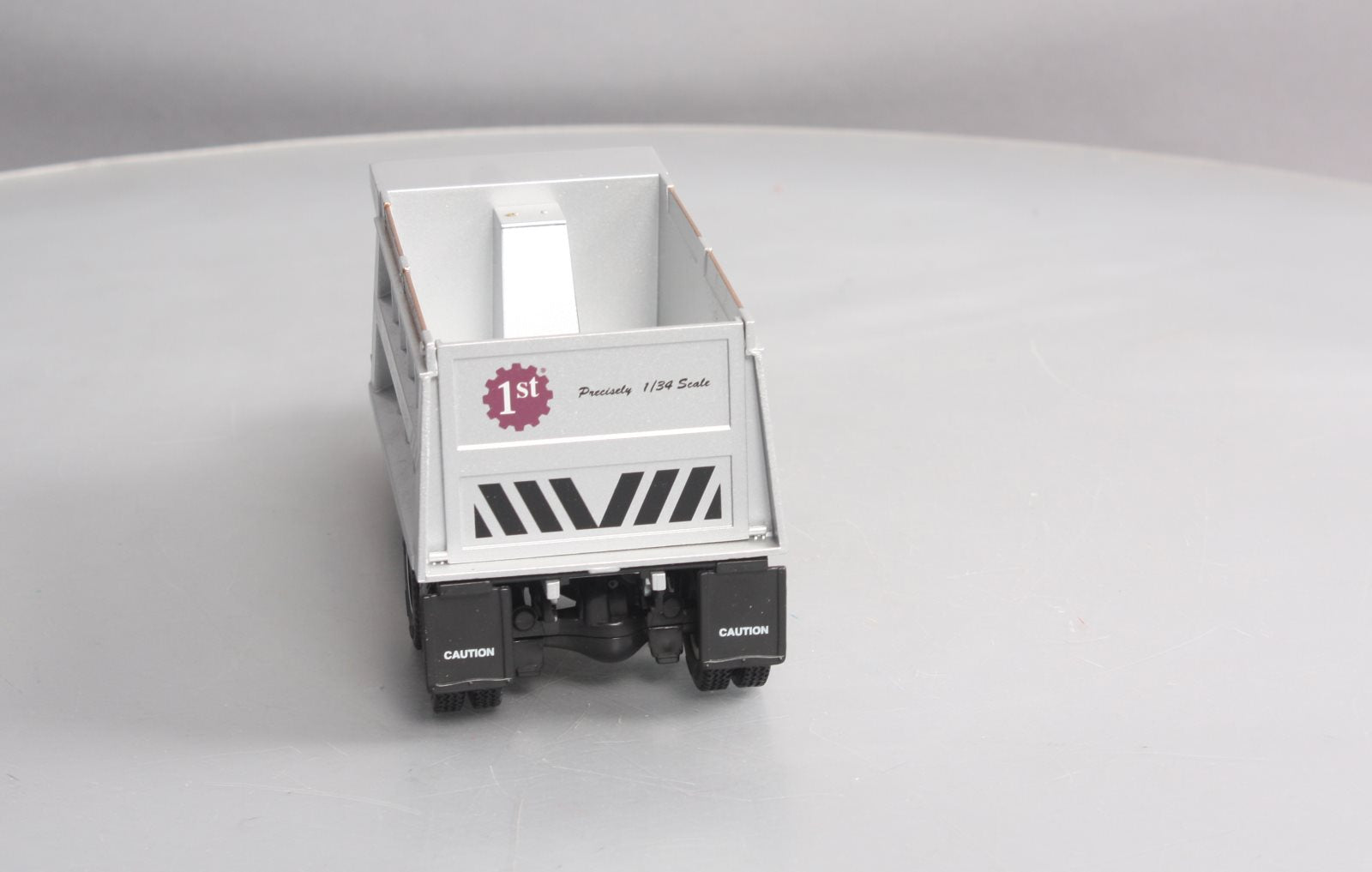 First Gear 19-0008 1:34 Scale 1960 Model B-61 Mack Dump Truck