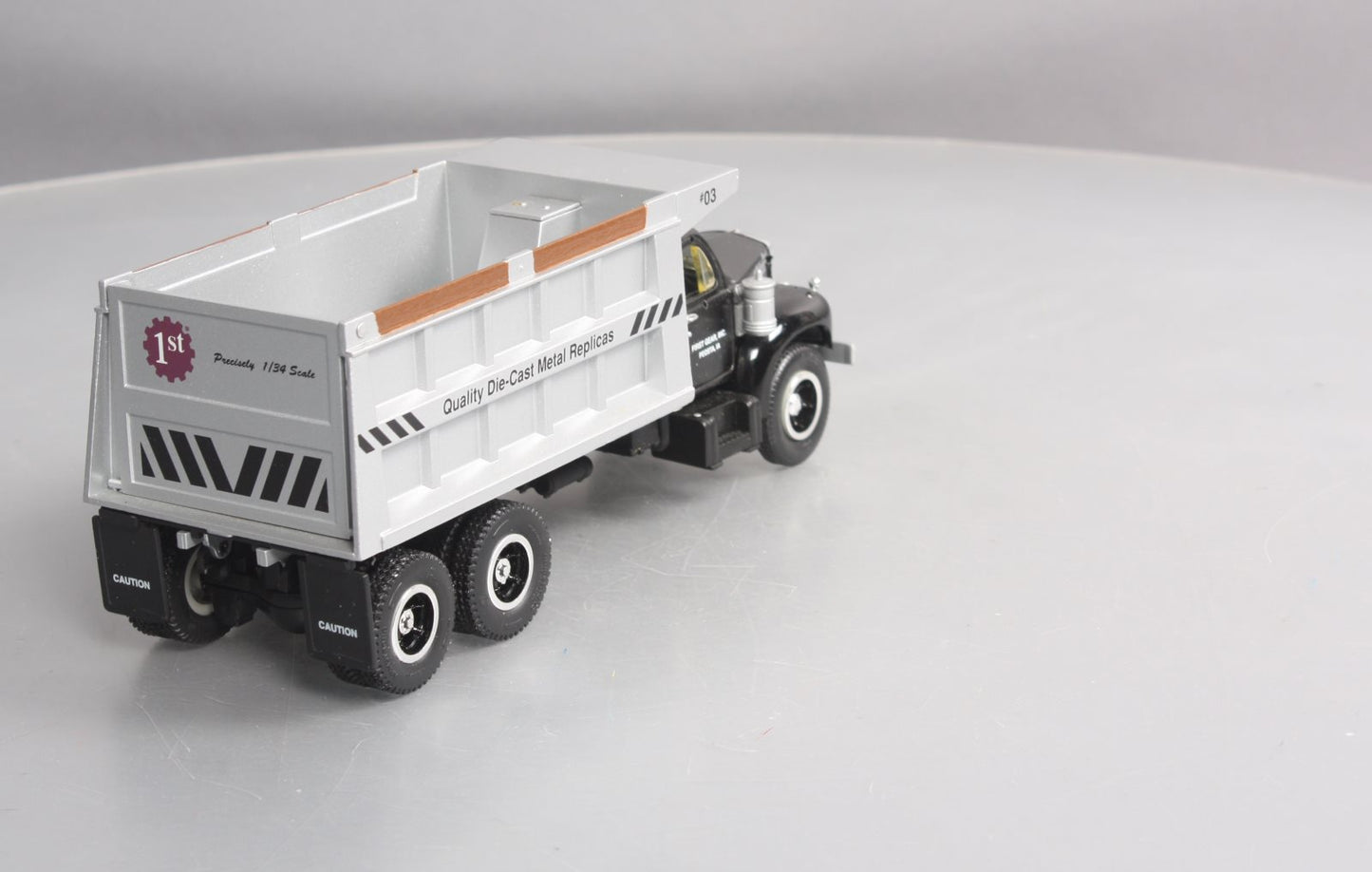 First Gear 19-0008 1:34 Scale 1960 Model B-61 Mack Dump Truck