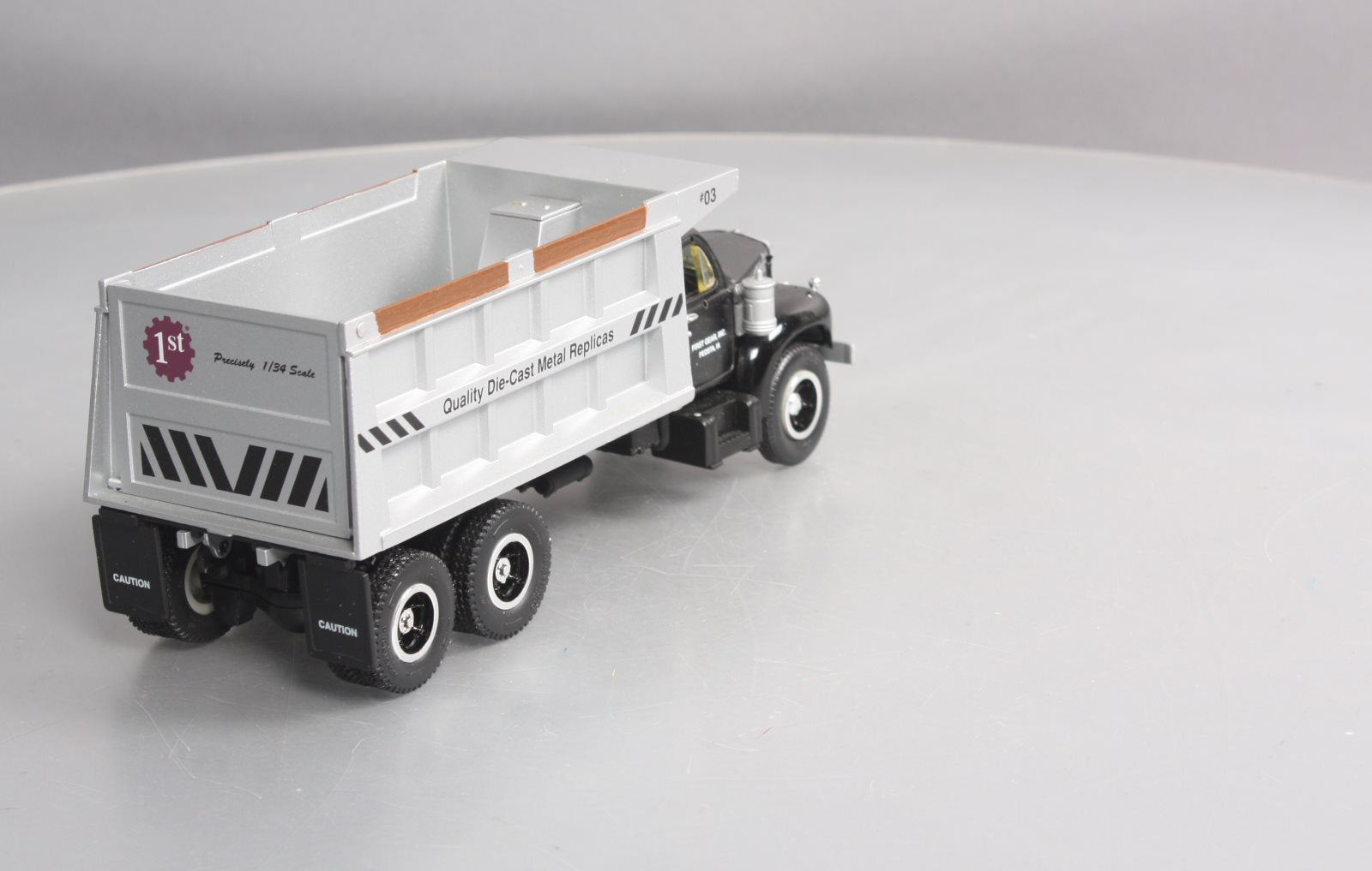 First Gear 19-0008 1:34 Scale 1960 Model B-61 Mack Dump Truck