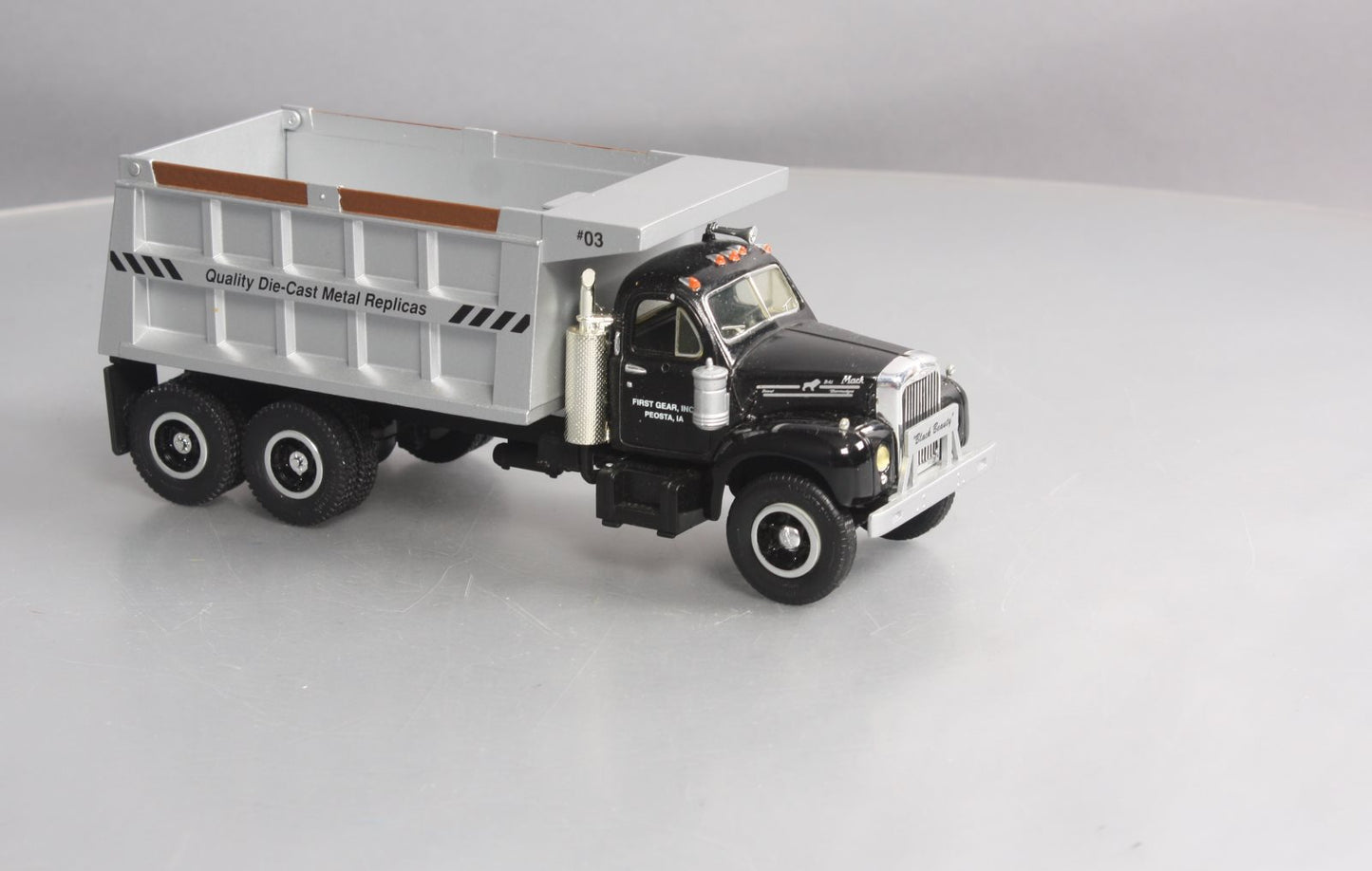 First Gear 19-0008 1:34 Scale 1960 Model B-61 Mack Dump Truck