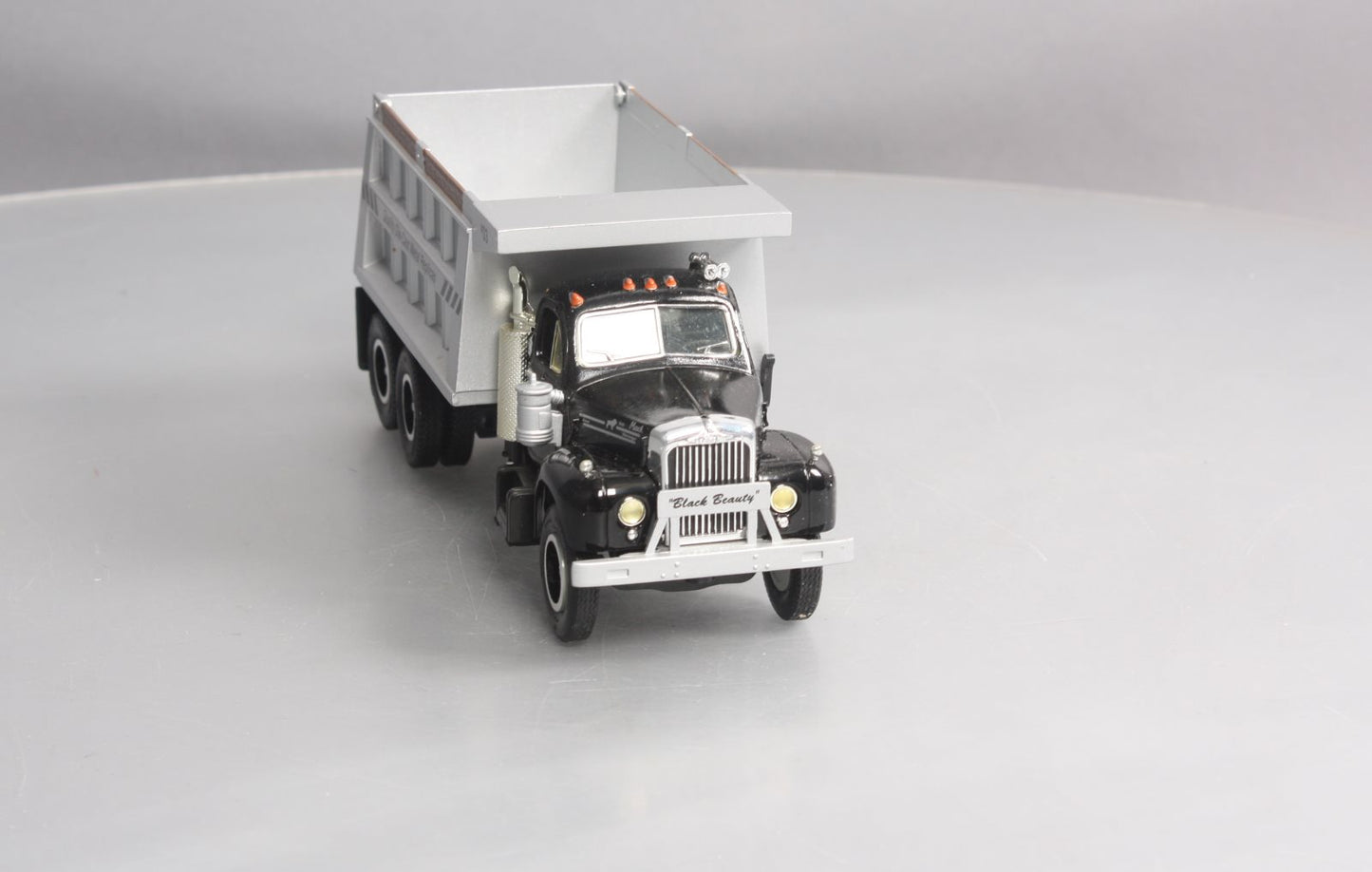 First Gear 19-0008 1:34 Scale 1960 Model B-61 Mack Dump Truck