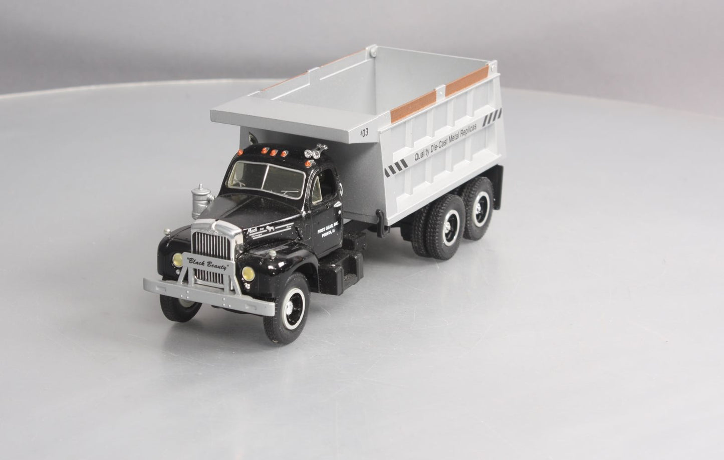 First Gear 19-0008 1:34 Scale 1960 Model B-61 Mack Dump Truck