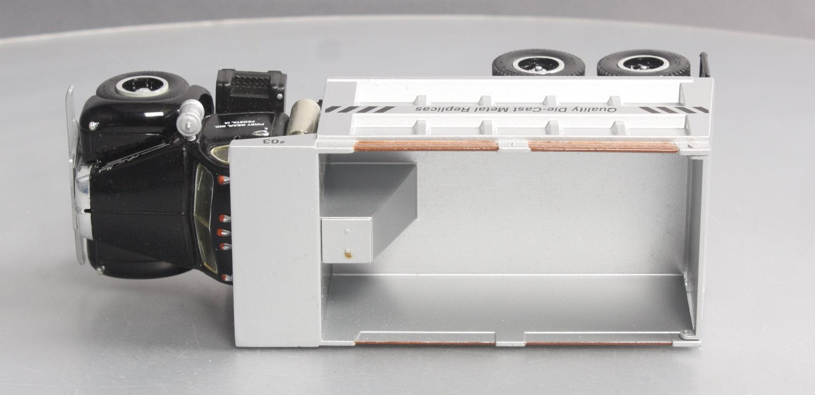 First Gear 19-0008 1:34 Scale 1960 Model B-61 Mack Dump Truck