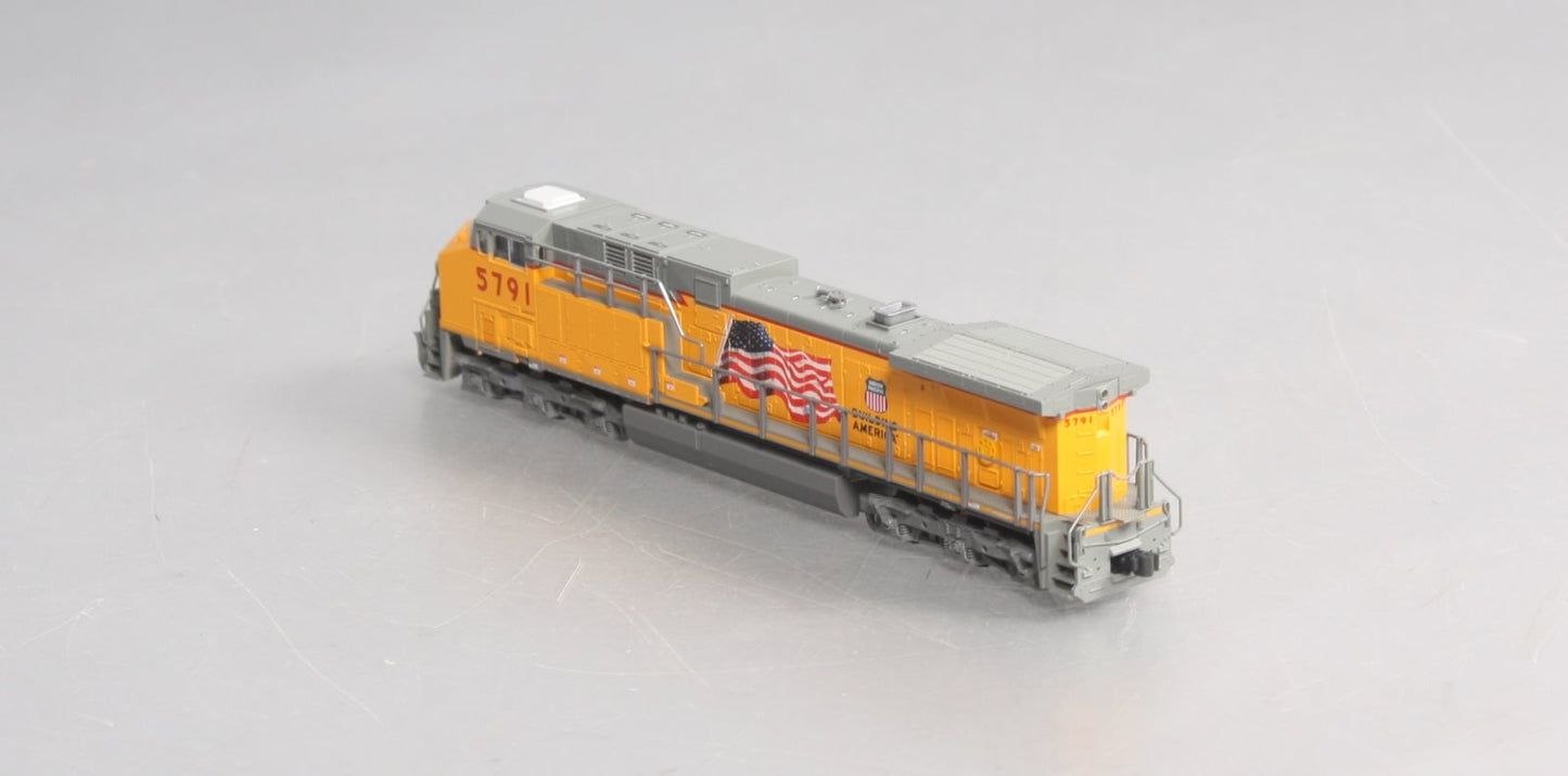Kato 176-7008 N Union Pacific w/Flag AC4400CW Diesel Locomotive #5791