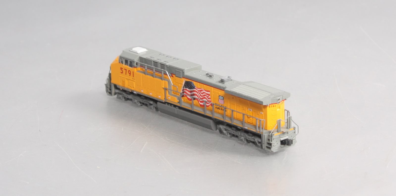 Kato 176-7008 N Union Pacific w/Flag AC4400CW Diesel Locomotive #5791