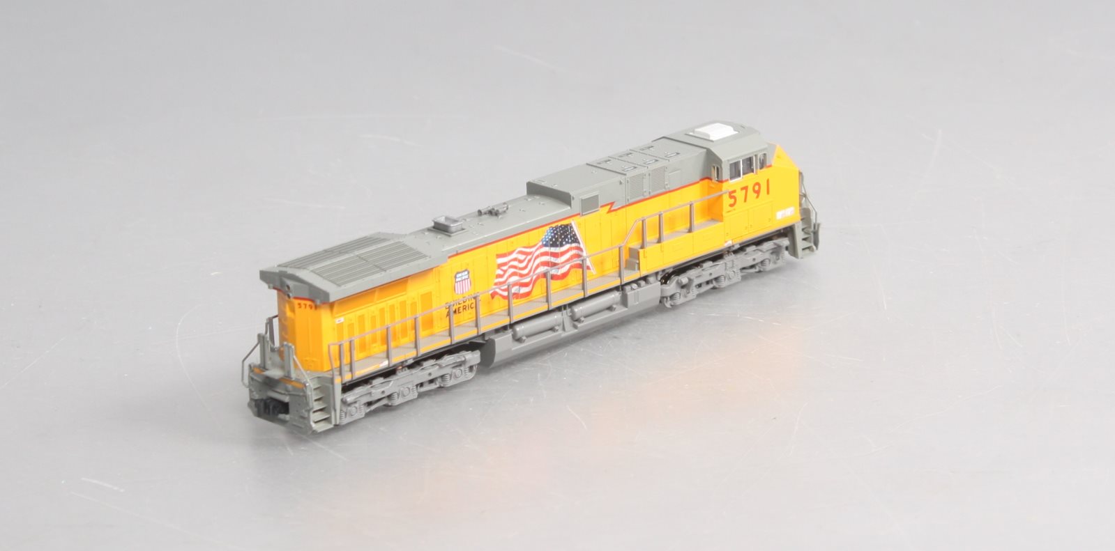 Kato 176-7008 N Union Pacific w/Flag AC4400CW Diesel Locomotive #5791