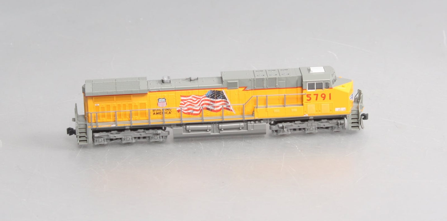 Kato 176-7008 N Union Pacific w/Flag AC4400CW Diesel Locomotive #5791