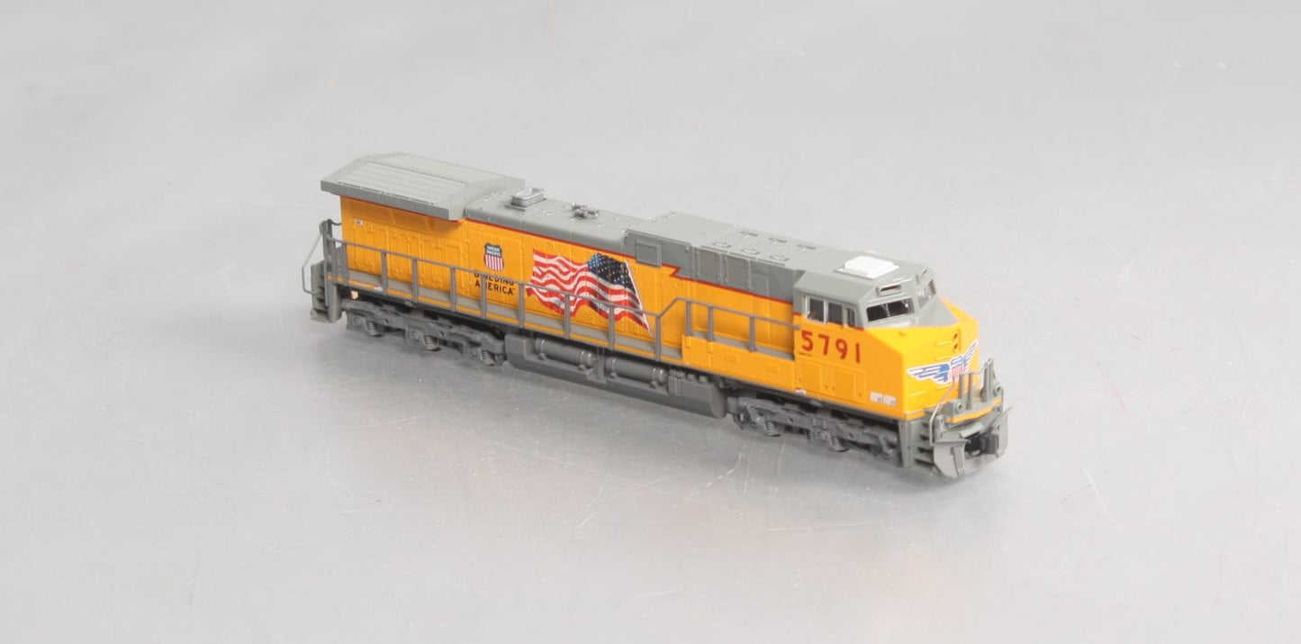 Kato 176-7008 N Union Pacific w/Flag AC4400CW Diesel Locomotive #5791