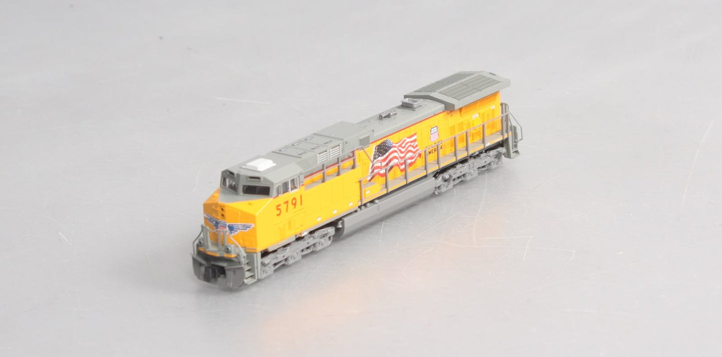 Kato 176-7008 N Union Pacific w/Flag AC4400CW Diesel Locomotive #5791