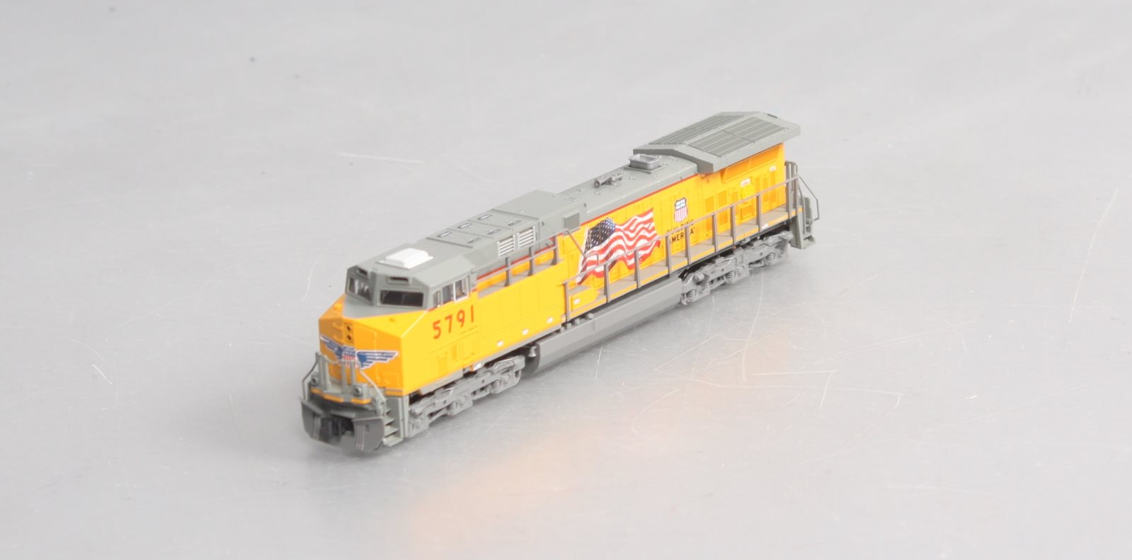 Kato 176-7008 N Union Pacific w/Flag AC4400CW Diesel Locomotive #5791