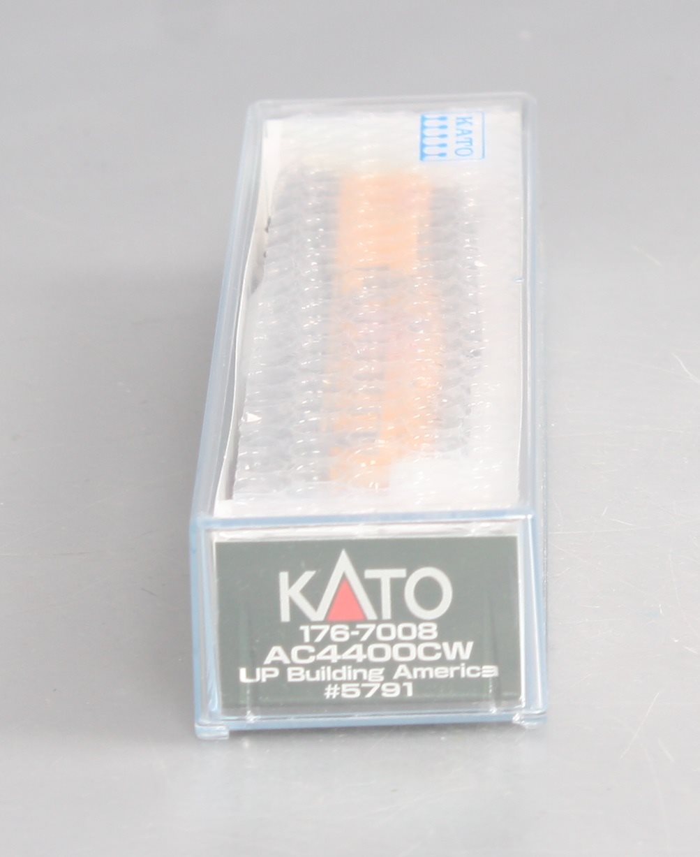 Kato 176-7008 N Union Pacific w/Flag AC4400CW Diesel Locomotive #5791