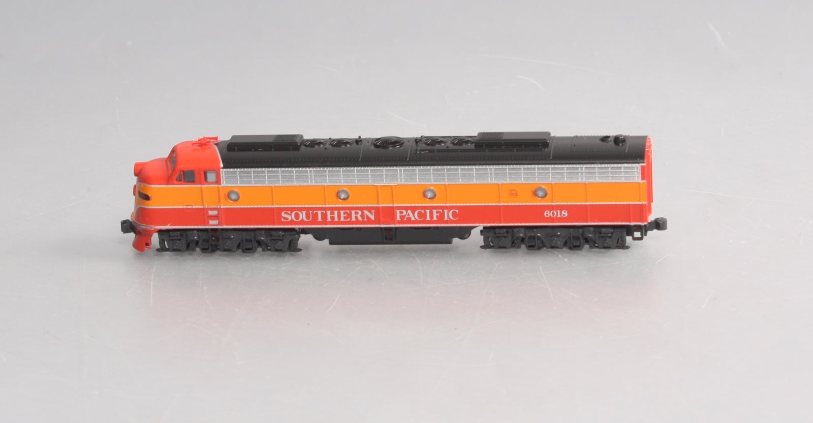 Kato 176-5307 N Scale Southern Pacific E8/9A Diesel Locomotive #6018