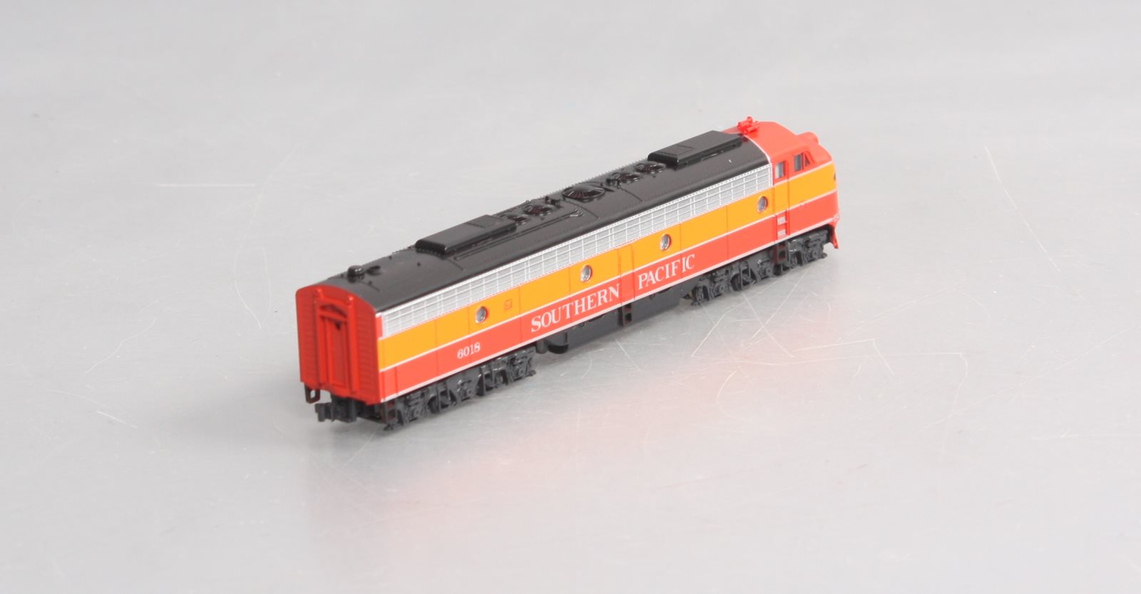 Kato 176-5307 N Scale Southern Pacific E8/9A Diesel Locomotive #6018
