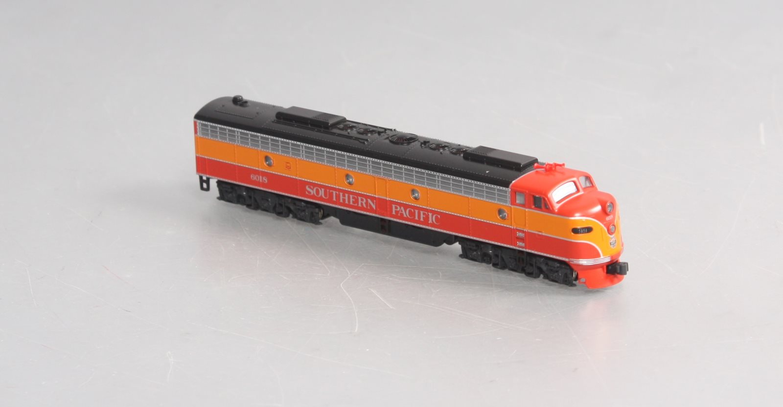 Kato 176-5307 N Scale Southern Pacific E8/9A Diesel Locomotive #6018