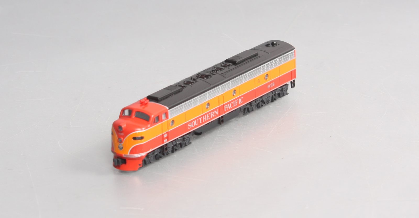 Kato 176-5307 N Scale Southern Pacific E8/9A Diesel Locomotive #6018