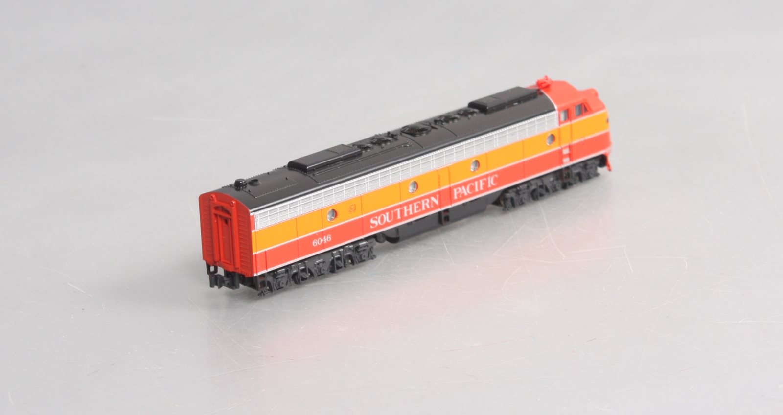 Kato 176-5308 N Scale Southern Pacific E8A Powered Diesel Engine #6046 with DCC LN/Box