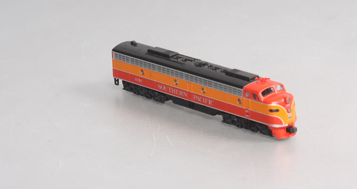 Kato 176-5308 N Scale Southern Pacific E8A Powered Diesel Engine #6046 with DCC LN/Box