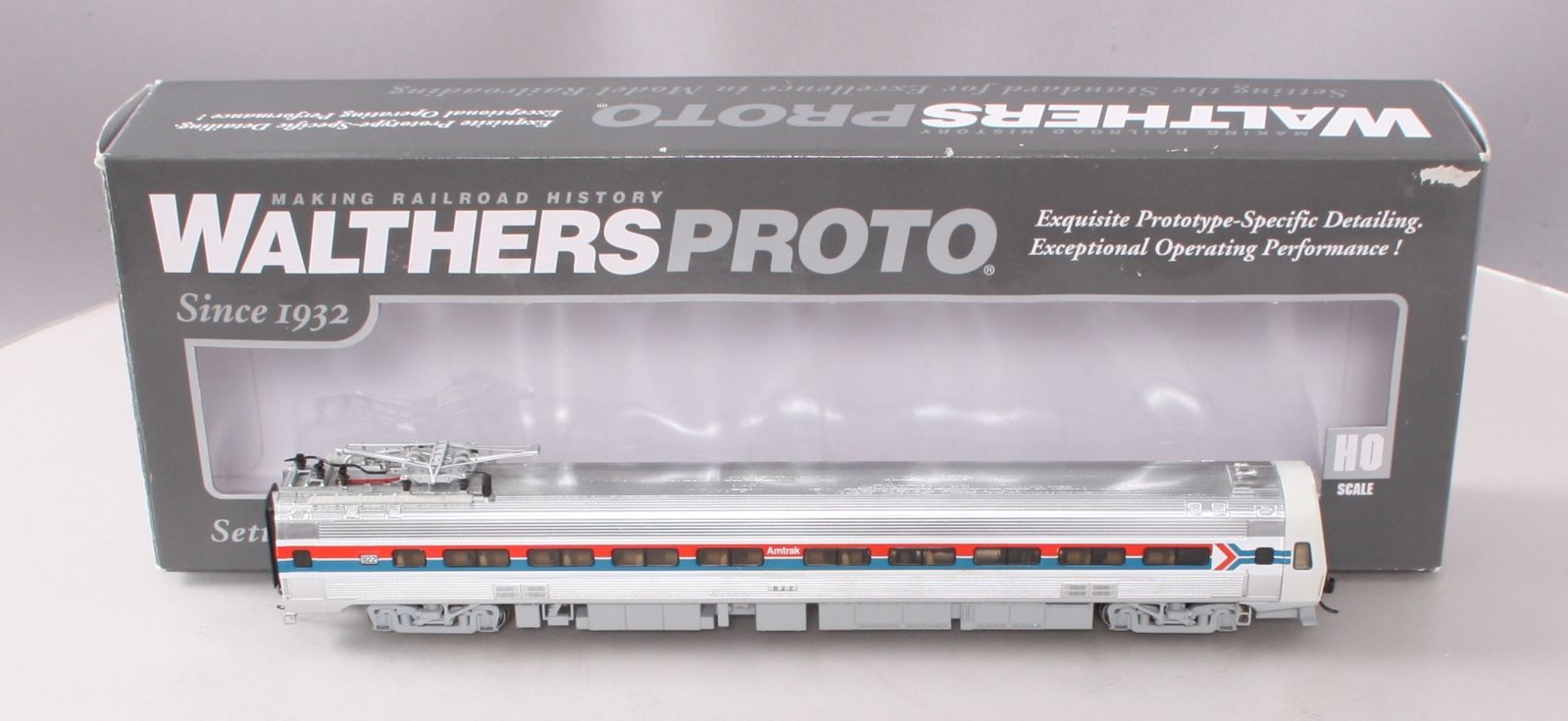 Walthers 920-13840 Amtrak 85' Budd Metroliner Coach #822