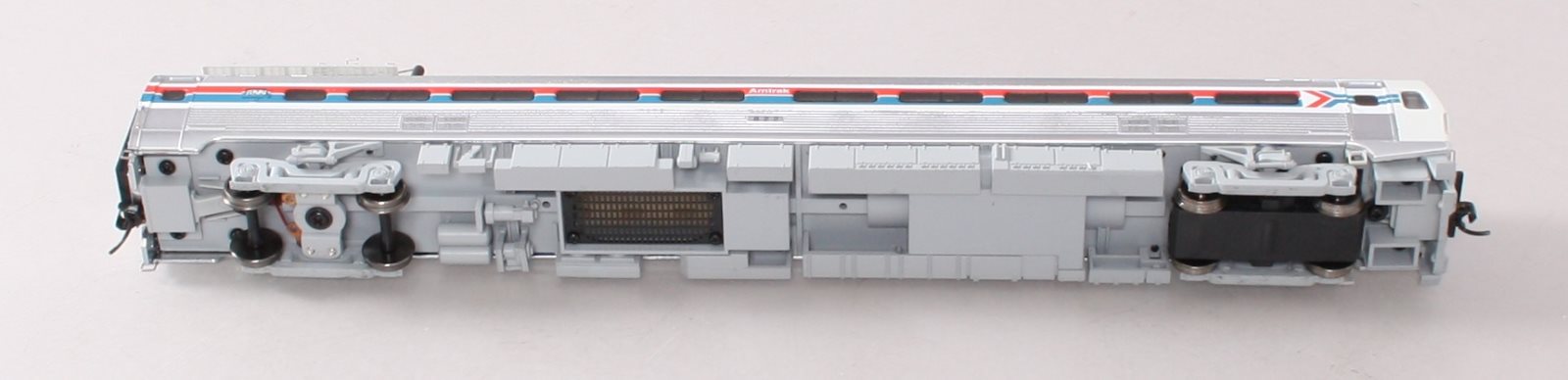 Walthers 920-13840 Amtrak 85' Budd Metroliner Coach #822