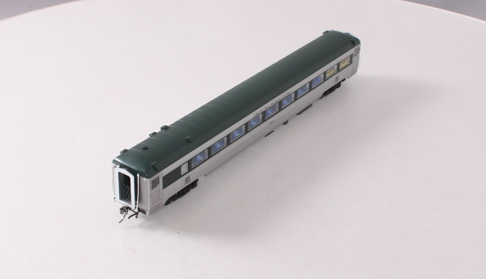 Rapido Trains 017202 HO New Haven Delivery 8600 SS Coach Skirted #8611